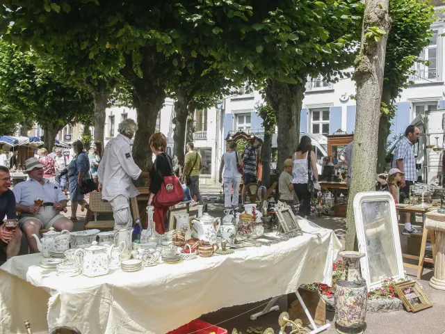 Montreuil-sur-Mer-braderie-CRT-Hauts-de-France-Benoit-Bremer.jpg