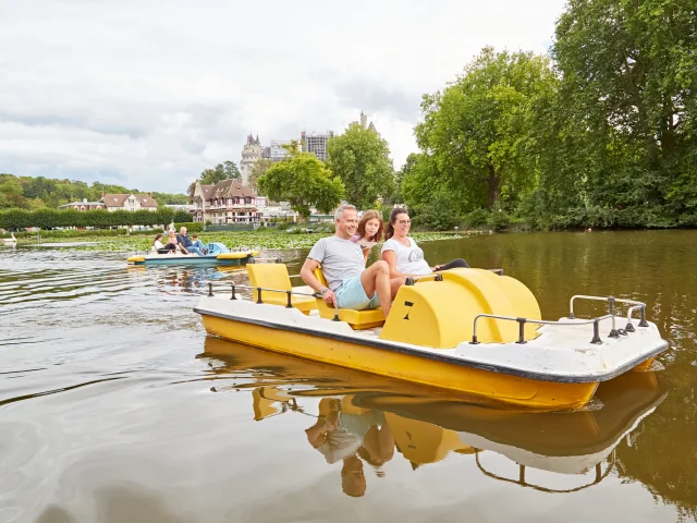 Pierrefonds - Pédalo en famille sur le lac © Resonance films - Guillaume Chacun