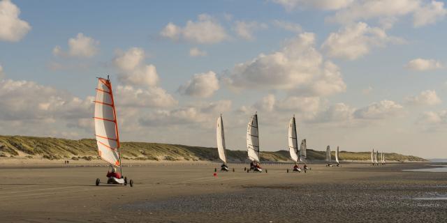 Les immenses plage de sable de la côte Picarde balayées par le vent sont un lieu idéal pour la pratique du char-à-voile. Saison : Automne - Lieu : Quend-Plage, Somme, Picardie, Hauts-de-France, France, The immense sand beach of the windswept coast of Picardy is an ideal place for sand yachting. Season: Autumn - Location: Quend-Plage, Somme, Picardy, Hauts-de-France, France,
