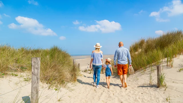 Merlimont Famille Descendant Le Chemin Dacces A La Plage 02