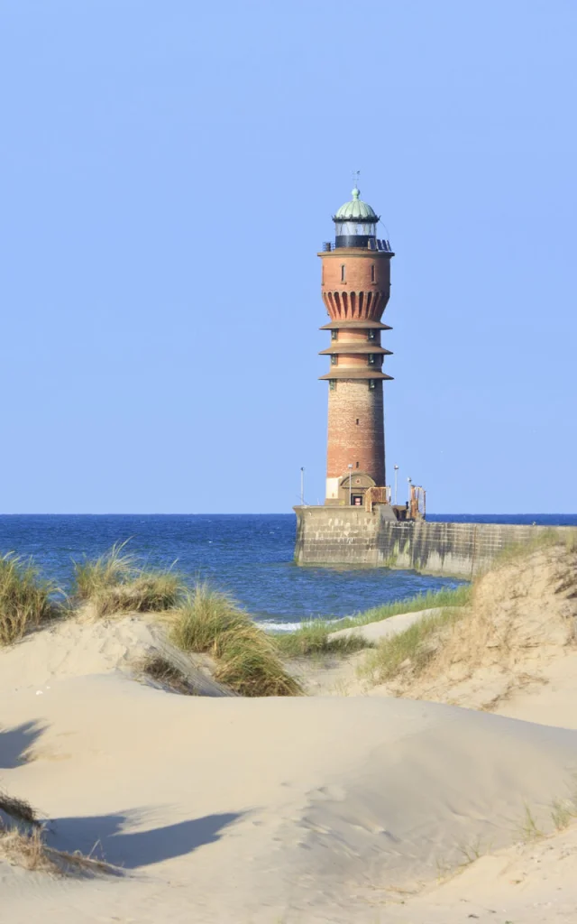 Dunkerque. Le phare Saint Pol au bout de la digue du Break derriere les oyats et les dunes du Break.