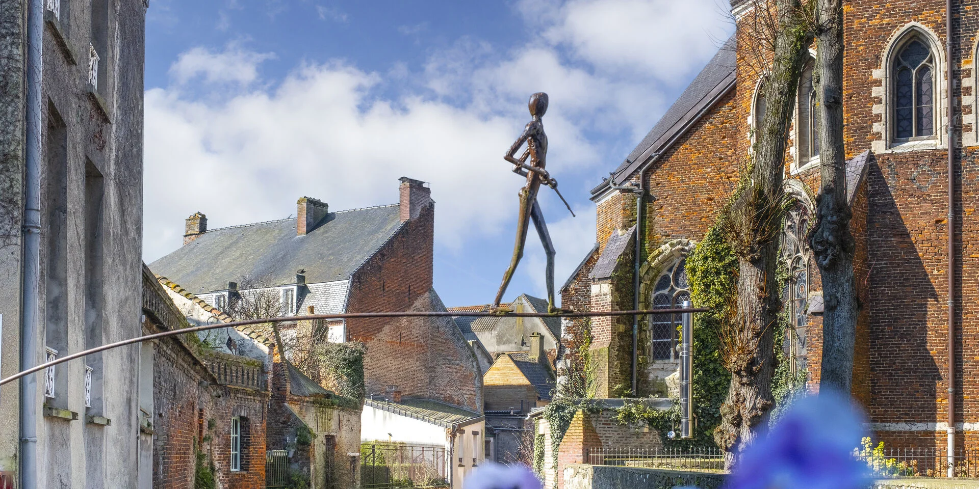 Hesdin La Foret Le Funambule Blondin Passant Au Dessus De La Riviere 04 Hauts De France Tourisme Benoit Bremer
